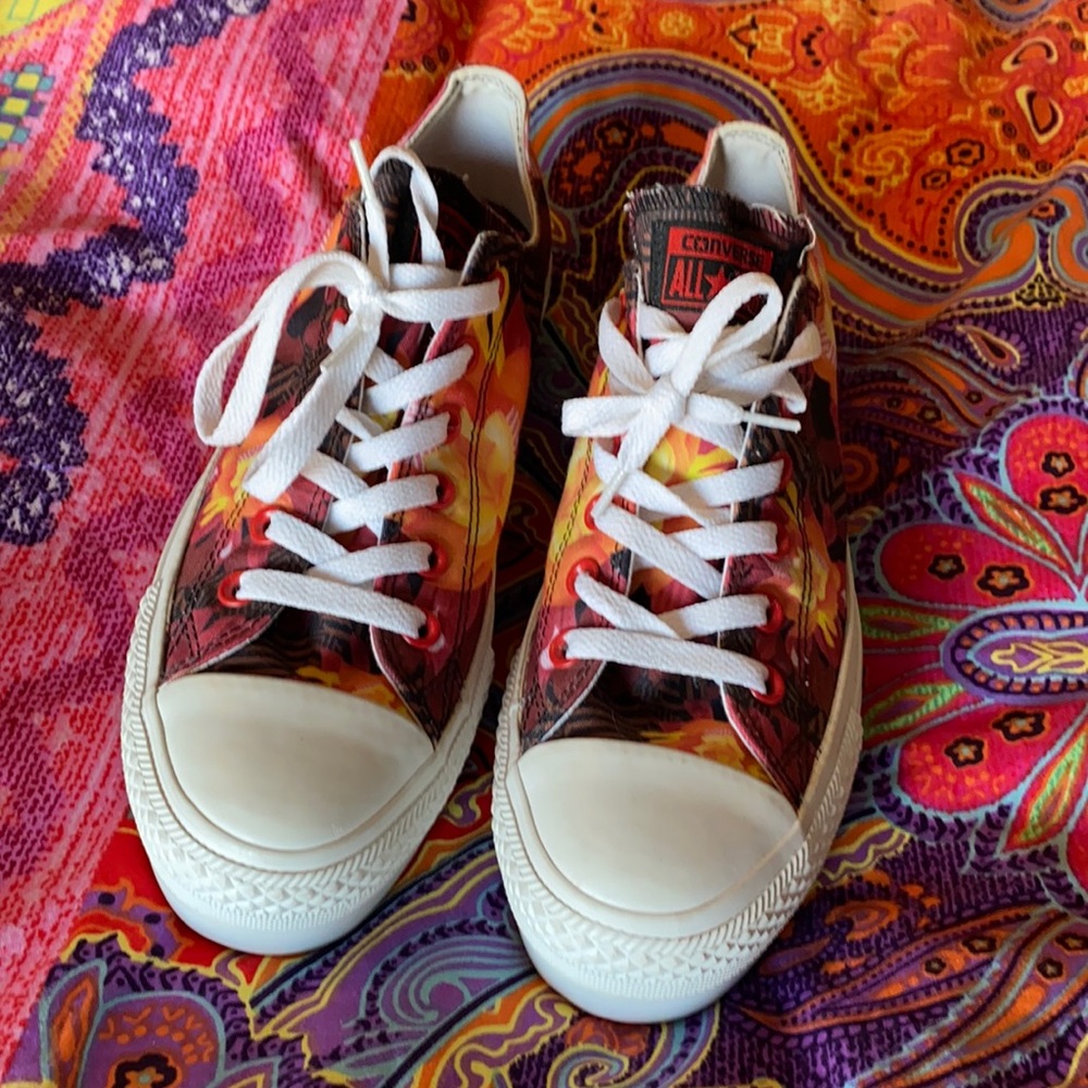 NWOT Converse Hawaiian floral sneakers 9